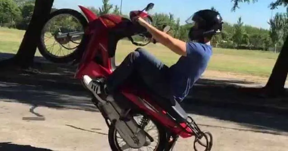 Un motociclista hacía piruetas en la calle y terminó en el hospital