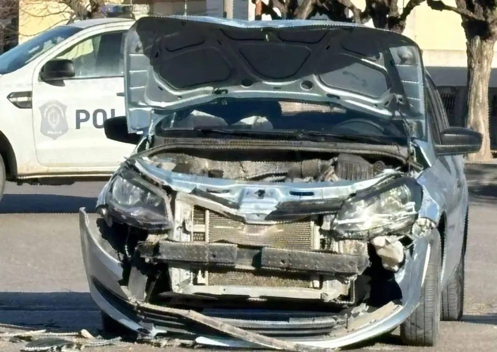 Accidente en Stroeder: uno de los vehículos acabó contra un poste