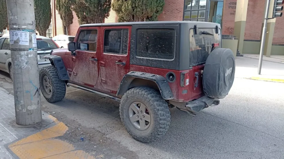 Un Jeep mal estacionado le complicó la mañana a una persona con discapacidad