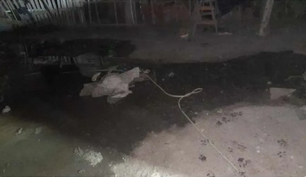Desbordan los reclamos por aguas servidas en Viedma: "Así no se puede vivir" 