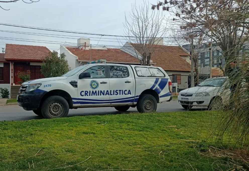 Robo a mano armada en un domicilio de Boulevard Ayacucho: se llevaron dólares y el asaltado terminó hospitalizado