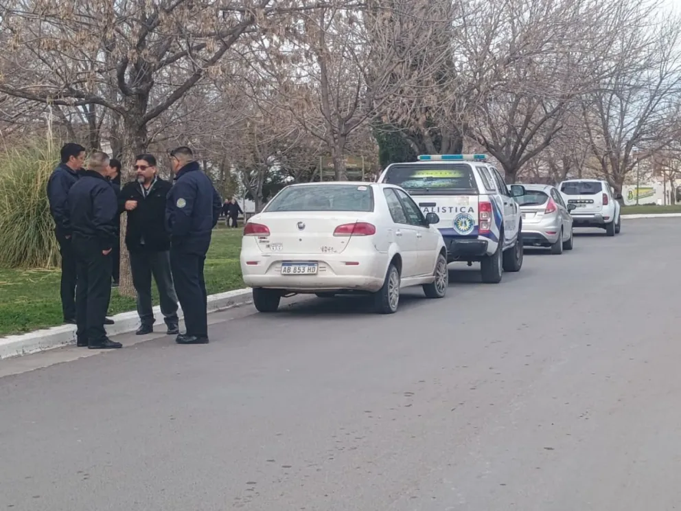 De locos: la vecina de al lado del robo en Boulevard Ayacucho casi atropelló a un policía 