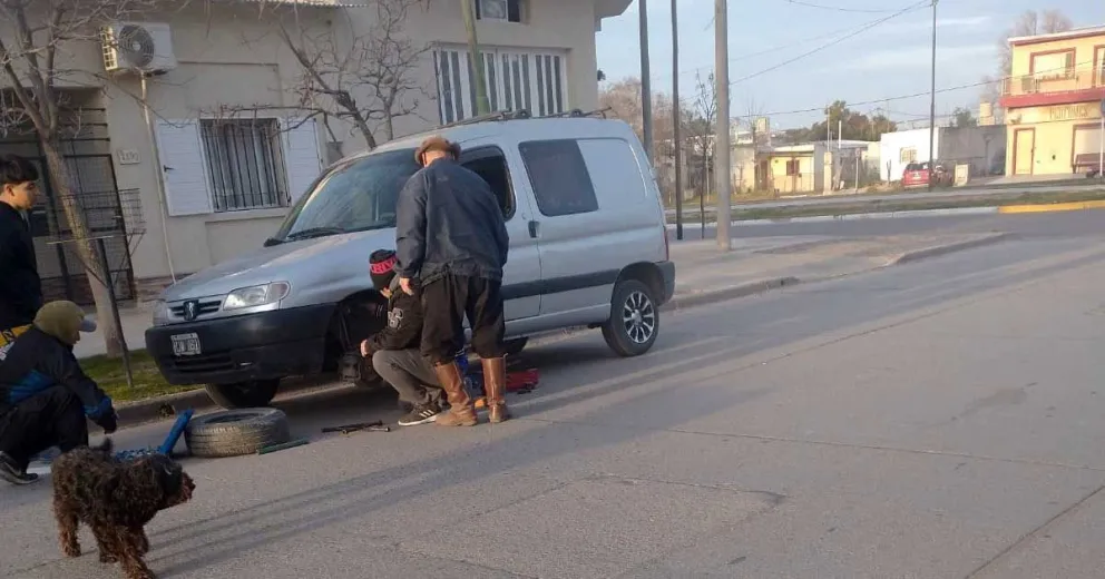Un utilitario perdió una rueda y reaviva un reclamo de larga data en Viedma