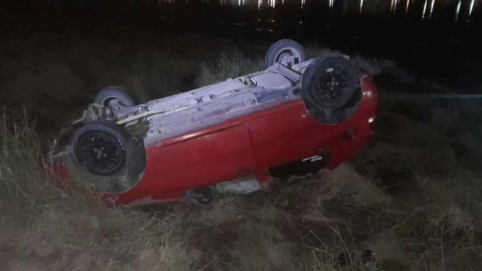 Vuelco en la madrugada maragata: un menor se salvó de milagro