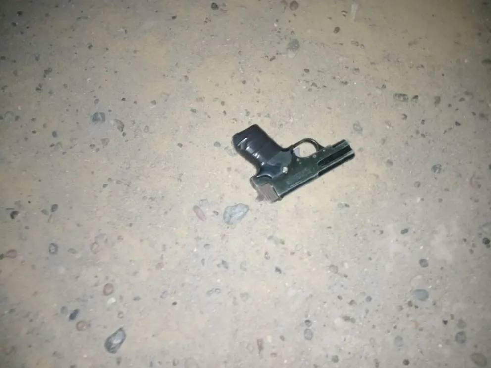 La Policía frenó el paso de una moto y los ocupantes estaban armados hasta los dientes