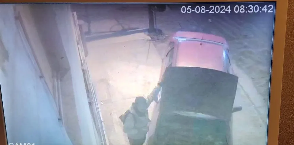 El delincuente robando la batería 