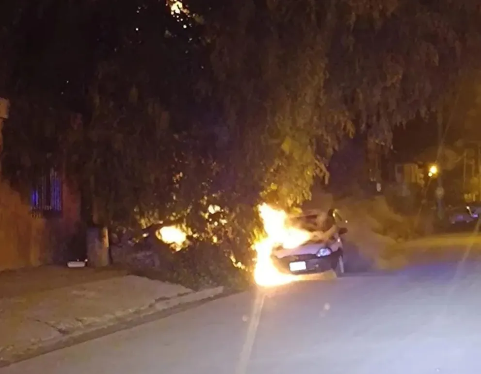 Nuevas pistas sobre el auto que prendieron fuego en el barrio San Martín: fue intencional y dejaron un mensaje mafioso