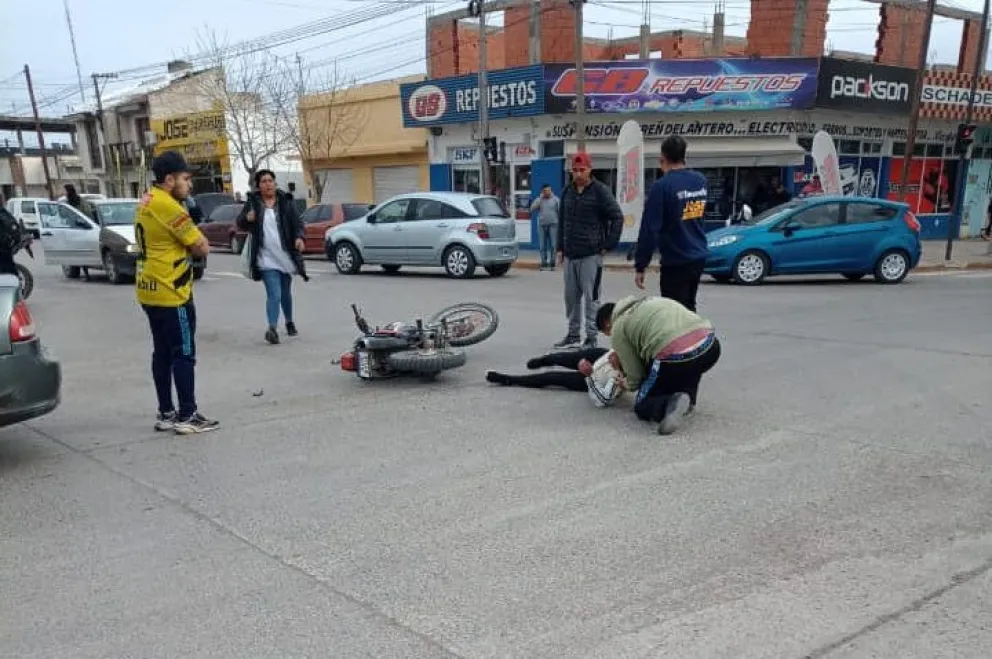 Accidente en Contín y Caseros: una motociclista impactó contra un auto