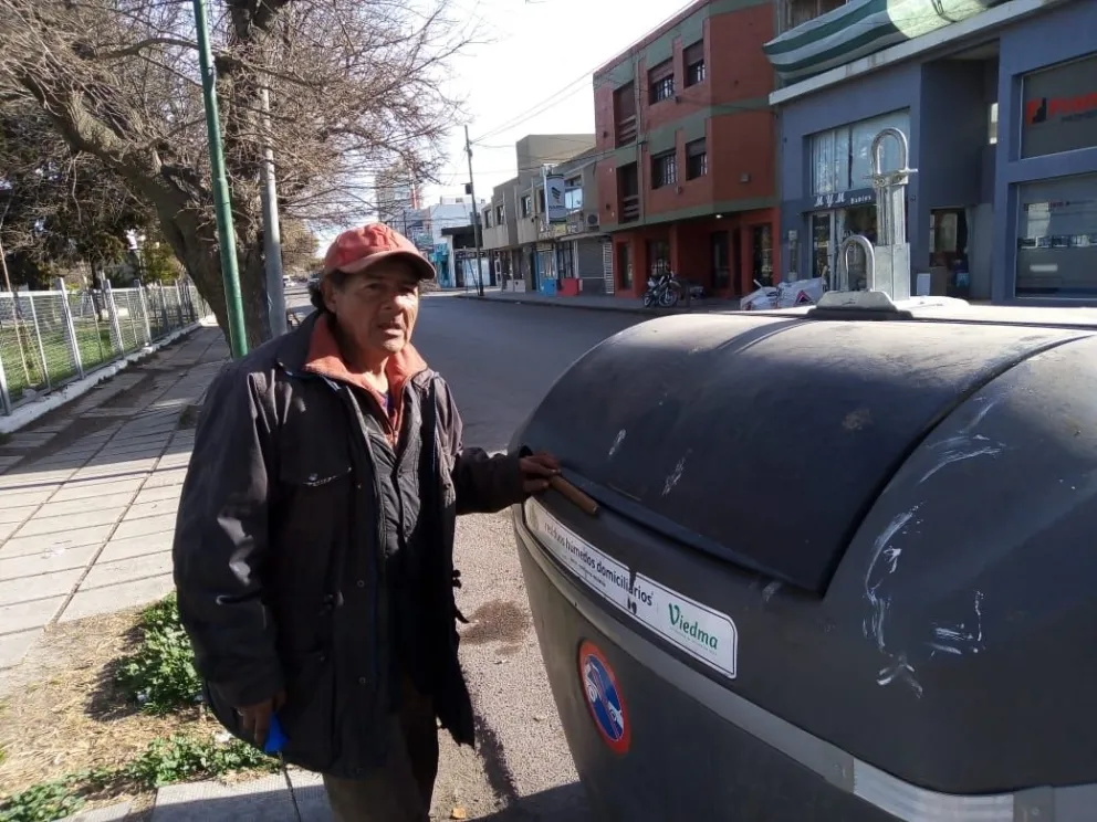 Encontró su sustento revolviendo la basura y con la venta de metales