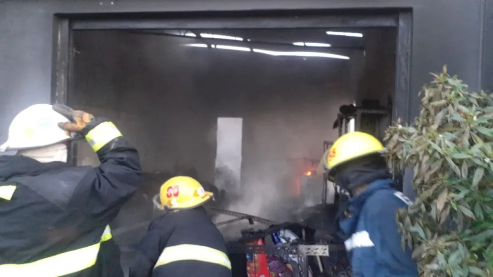 Culpan a un lavarropas por la destrucción de una forrajería en un incendio