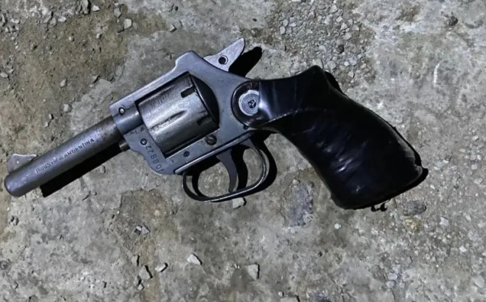 Los pararon en un control y a uno se le cayó un arma: quedaron detenidos