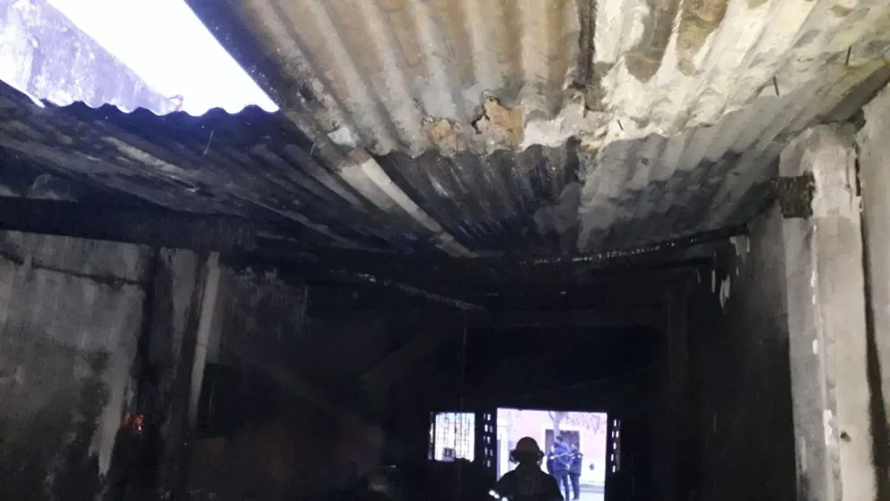 Un incendio destruyó un departamento y sólo quedaron en pie las paredes