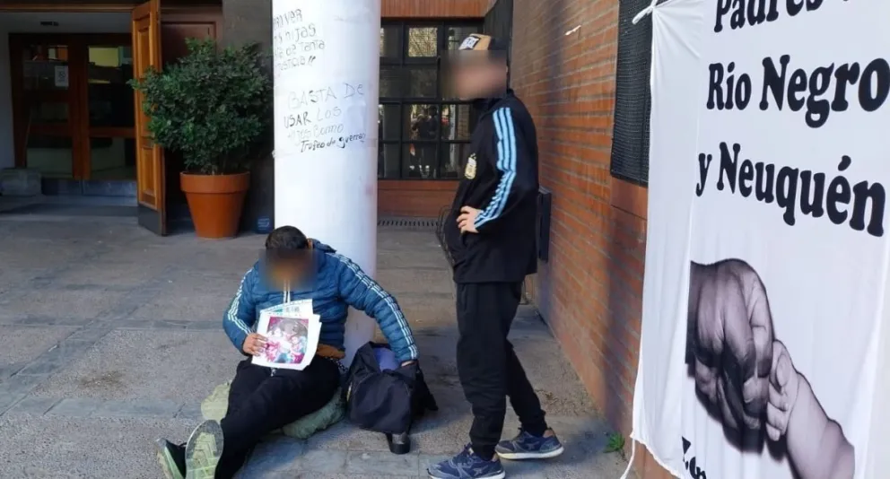 Se enojó por una condena y decidió encadenarse en el edificio judicial