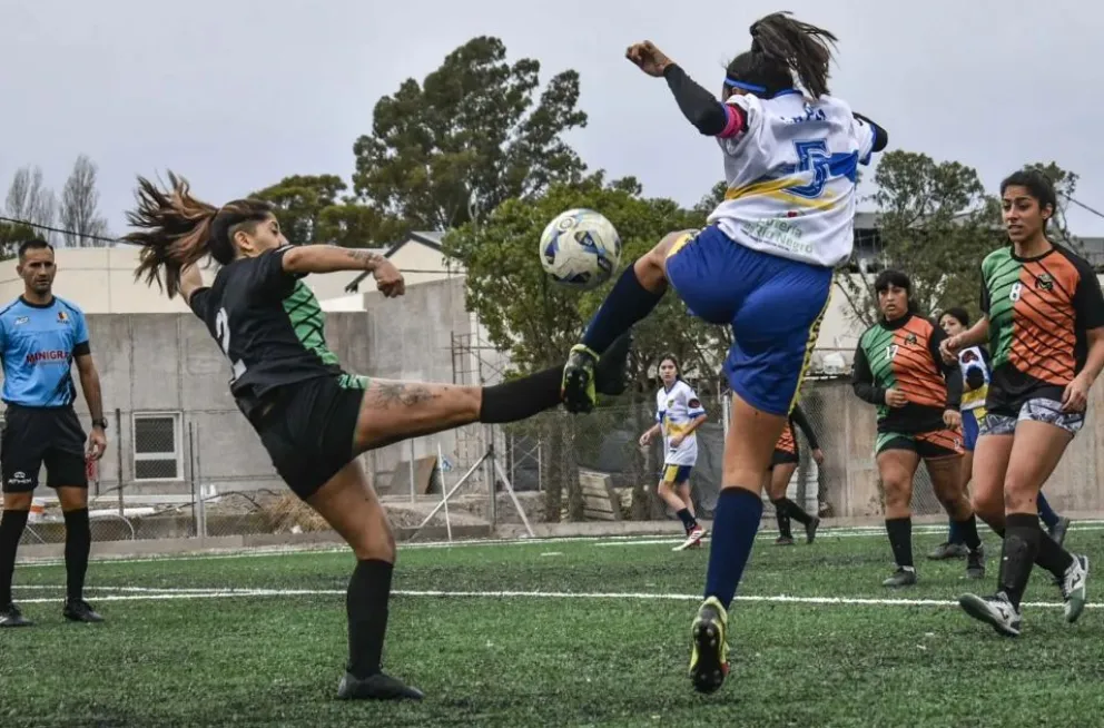 Hicieron un aporte sanitario-deportivo por las lesiones en el fútbol femenino 