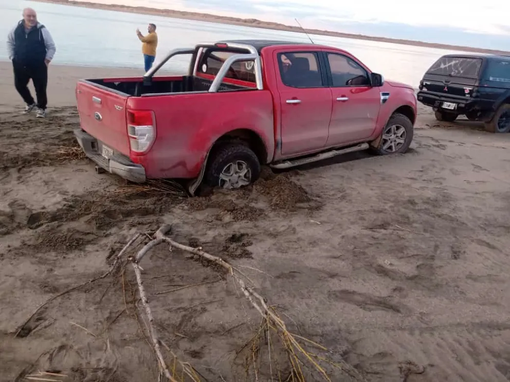 Llegó al número 850, el rescatista de autos encajados en las playas