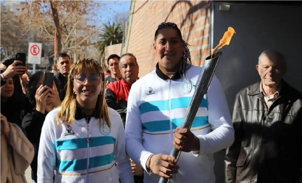 Hernán Urra y Milagros González fueron despedidos portando la antorcha olímpica