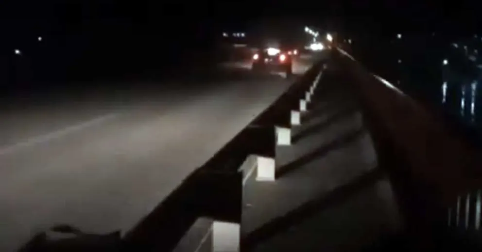 Ese domingo había varios autos parados sacando fotos a un eclipse. Foto archivo.