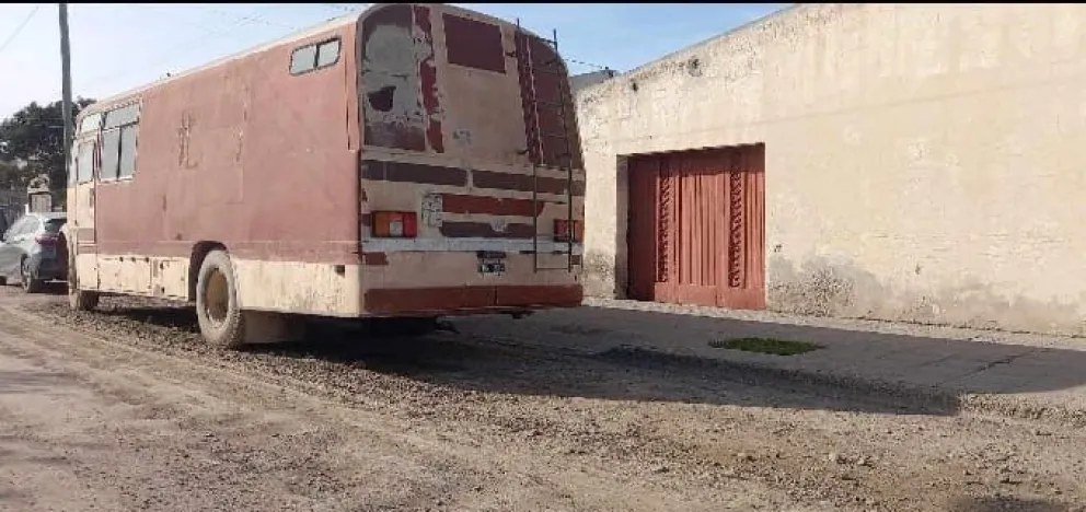 Trae polémica un colectivo estacionado y que parece abandonado hace años