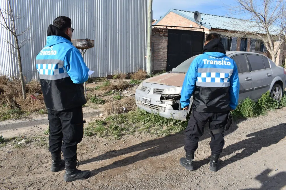 Rastrean vehículos abandonados en la vía pública
