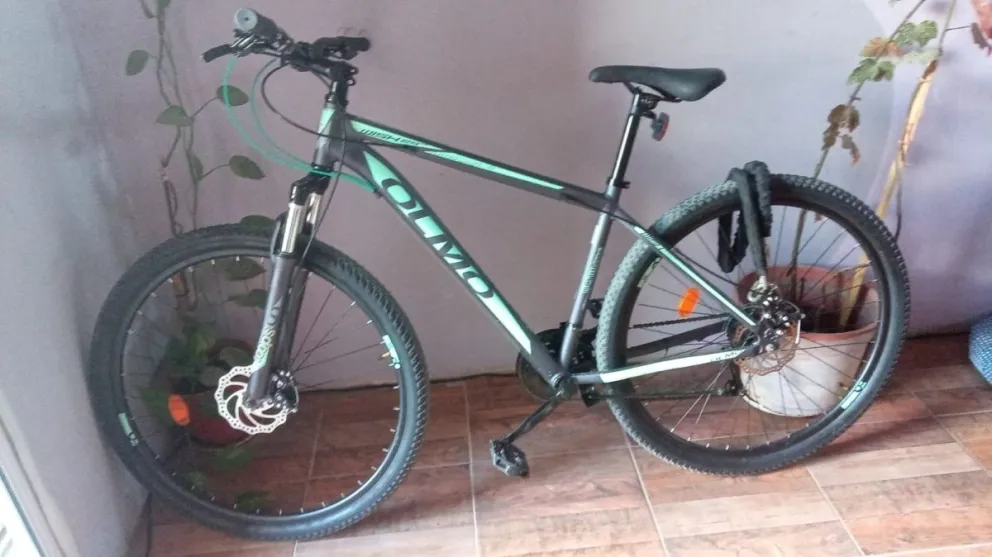 Violento robo a un ciclista en Viedma: lo chocaron dos sujetos en moto y le apuntaron con un arma