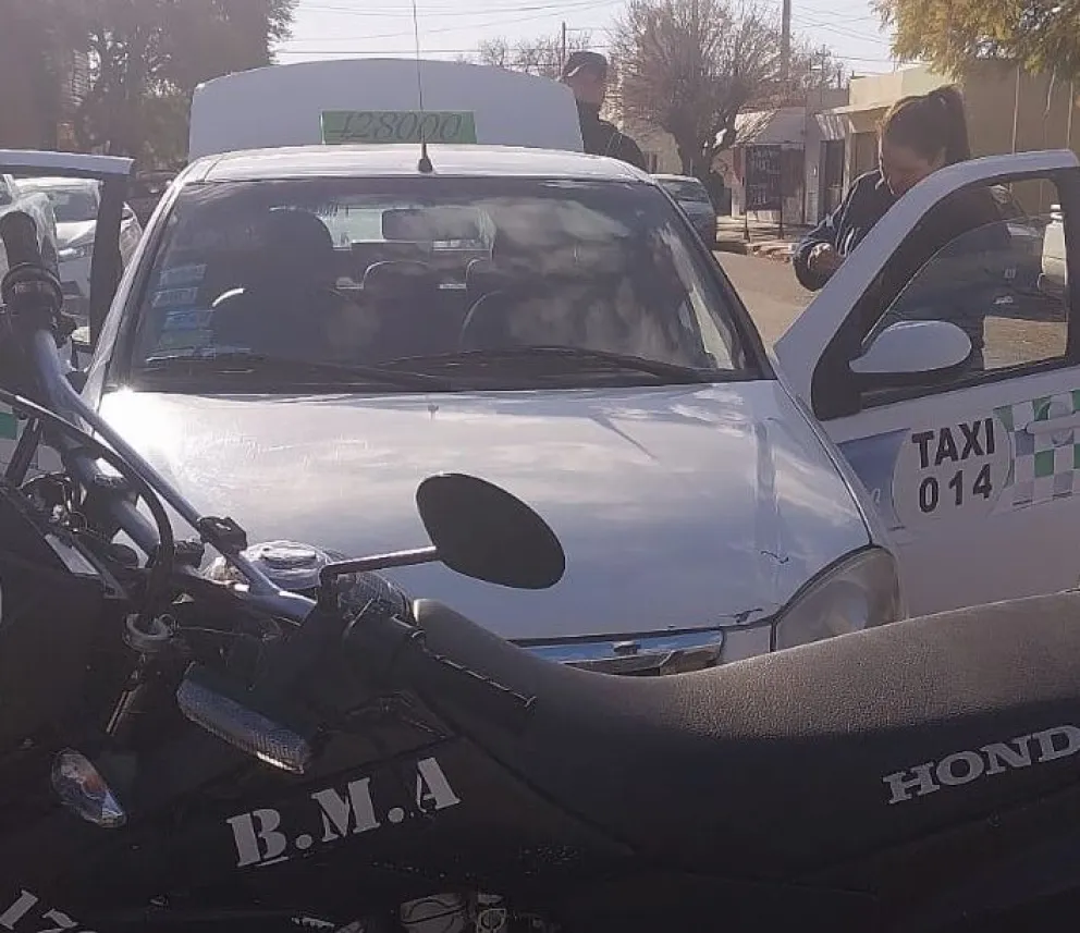 Un delincuente robó una rueda de un auto y la escondió en un taxi: fue detenido