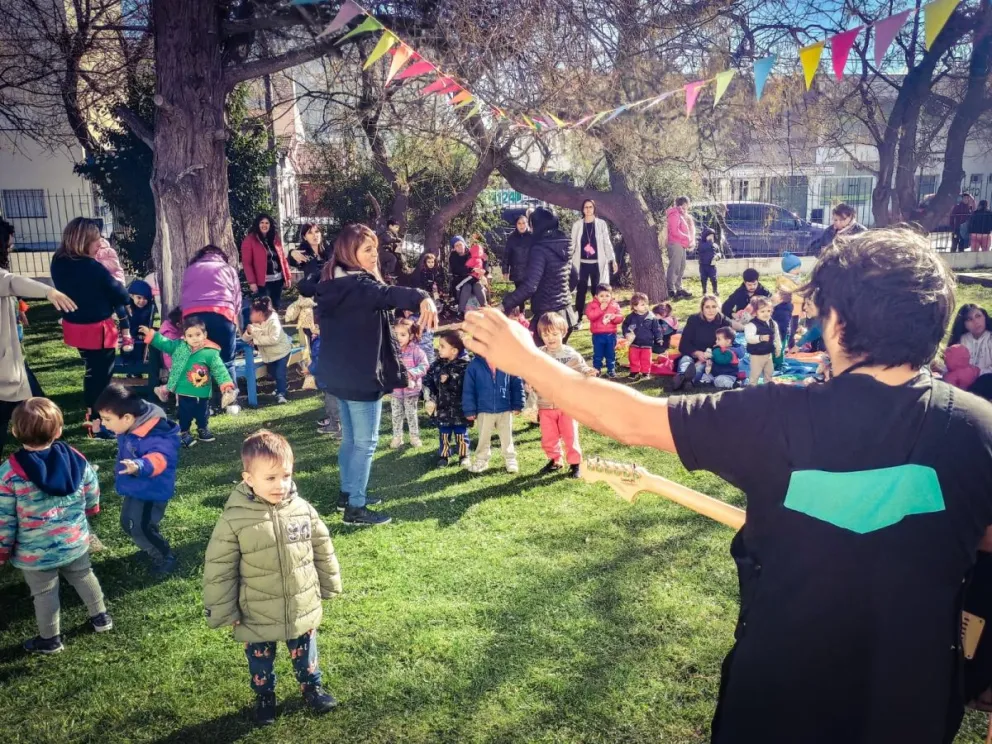 El servicio de pediatría del Hospital Artemides Zatti, cerró la Semana de la Niñez con cuentos y música