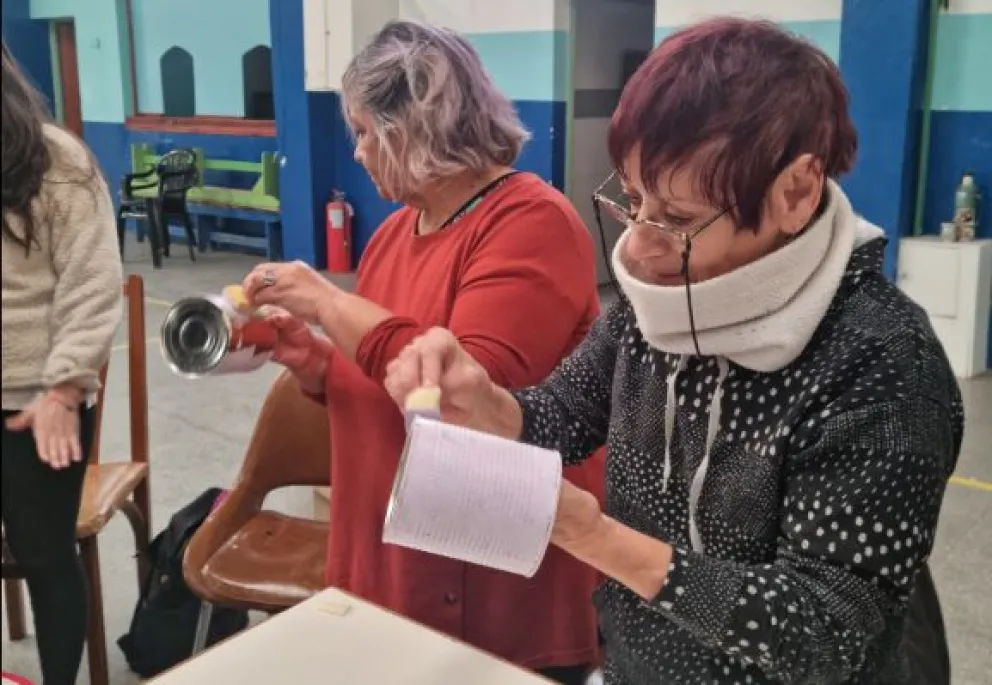 Mujeres armaron un verdadero club social en el barrio Sargento Cabral