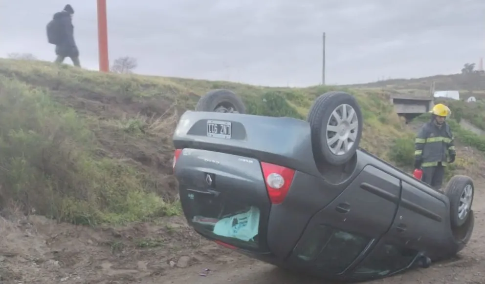 Misterioso accidente: volcaron, dejaron el auto abandonado y se los tragó la tierra