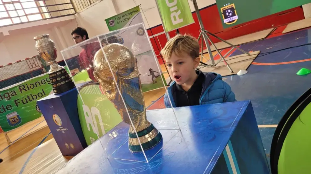 Se computaron más de 10 mil viedmenses en el paso por Villa Congreso para ver a la Copa del Mundo
