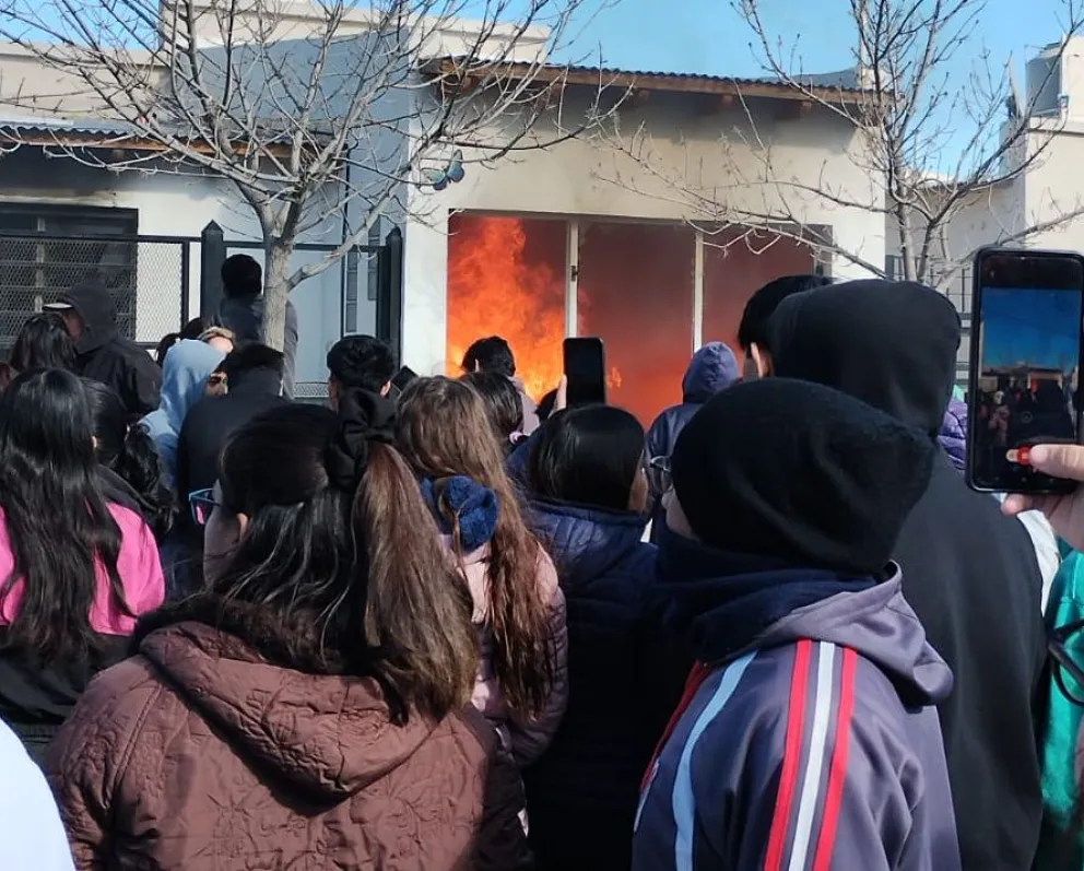 Quemaron la casa de un docente acusado de presuntos abusos y estalló el escándalo