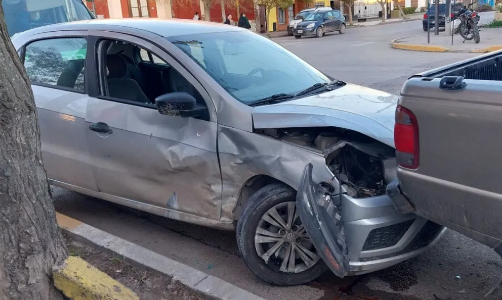 Violento choque en transitada esquina de Viedma