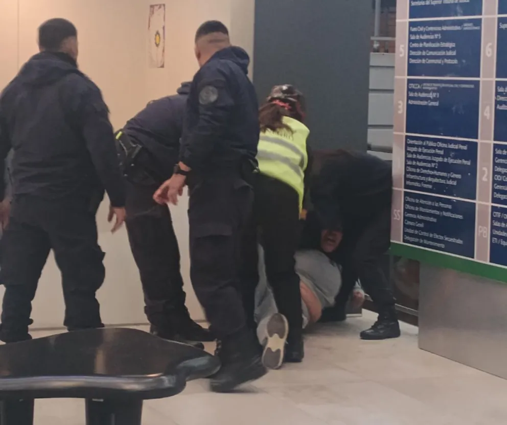 Día de furia en el Poder Judicial: una mujer amenazó con tirarse del séptimo nivel y debieron reducirla
