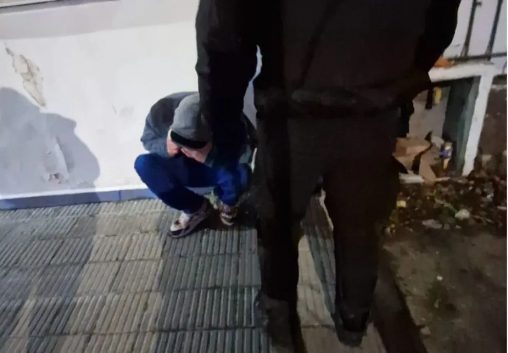 Estaba prófugo de la Justicia, lo delató la tobillera y quedó preso