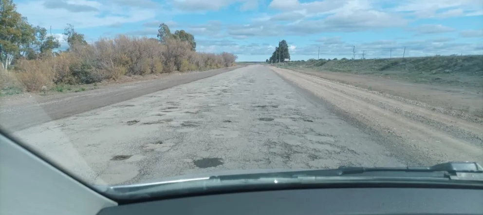  Viven esquivando pozos en la Ruta 51