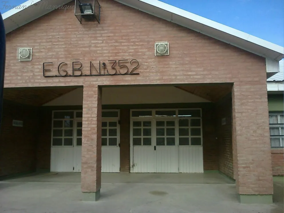 La escuela 352 sufrió uno de los ataques.