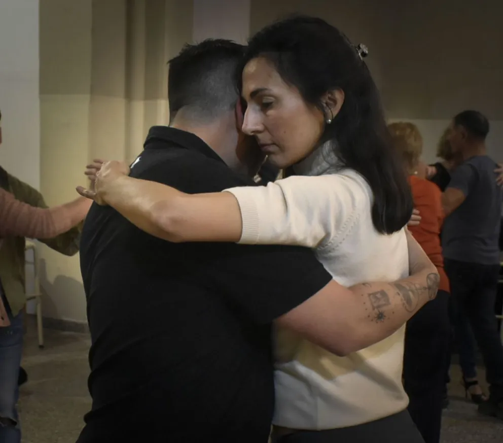 Sacando viruta al piso.