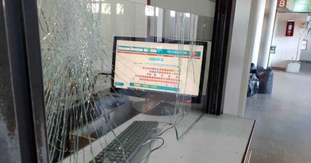 Día de furia en la terminal de Viedma: una pareja destrozó una boletería