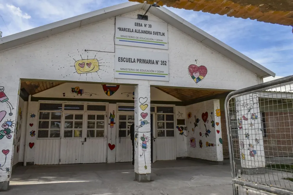 Hermetismo dentro de la Escuela 352 por el alumno que va armado y agrede a compañeros: "No nos quisieron dar detalles"