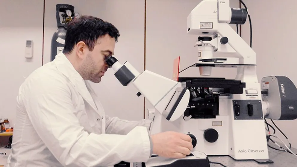 Un científico viedmense trabaja en un estudio para combatir enfermedades neurodegenerativas y cardíacas