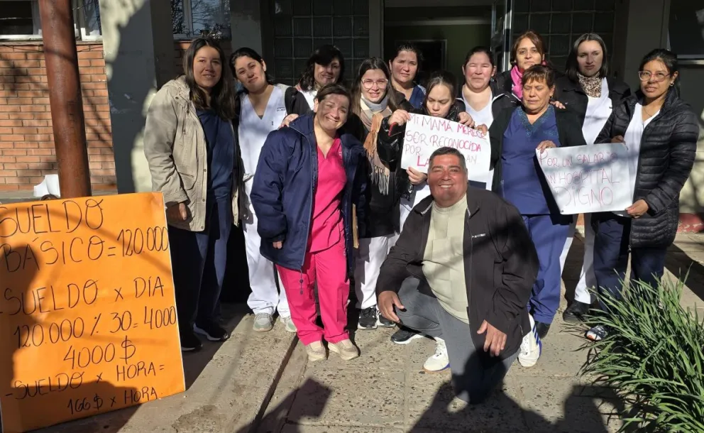 Villalonga: hospitalarios realizaron un abrazo simbólico y expresaron que "estamos al borde de darnos por vencidos"