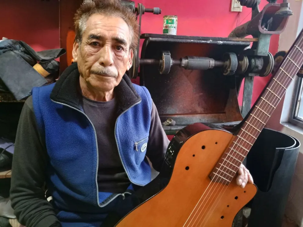 Luis y su compañera de afectos y emociones: la guitarra. Fotos: Vanesa Schwemmler para NoticiasNet.