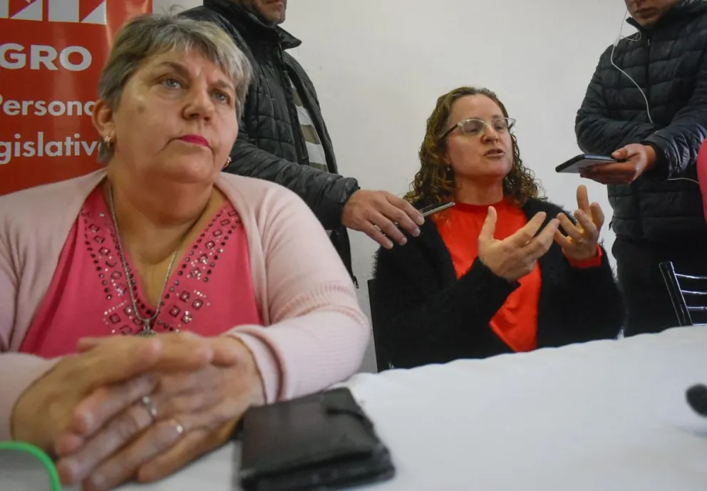 Chirinos en la conferencia de prensa de días atrás junto con Mónica Fresco (adjunta a la izquierda).