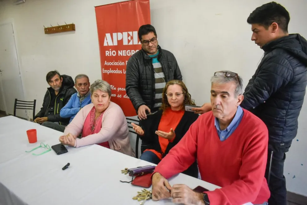(De izquierda a derecha: Mónica Fresco, Verónica Chirinos y Mario Prieto, enfrentados con Moron).
