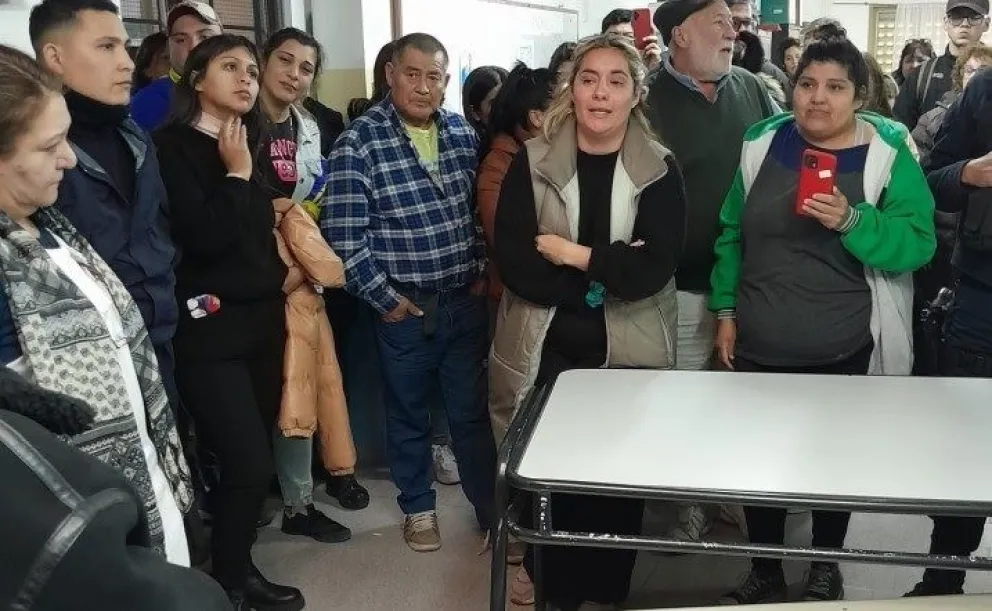 Reclamo de padres en la escuela afectada. 