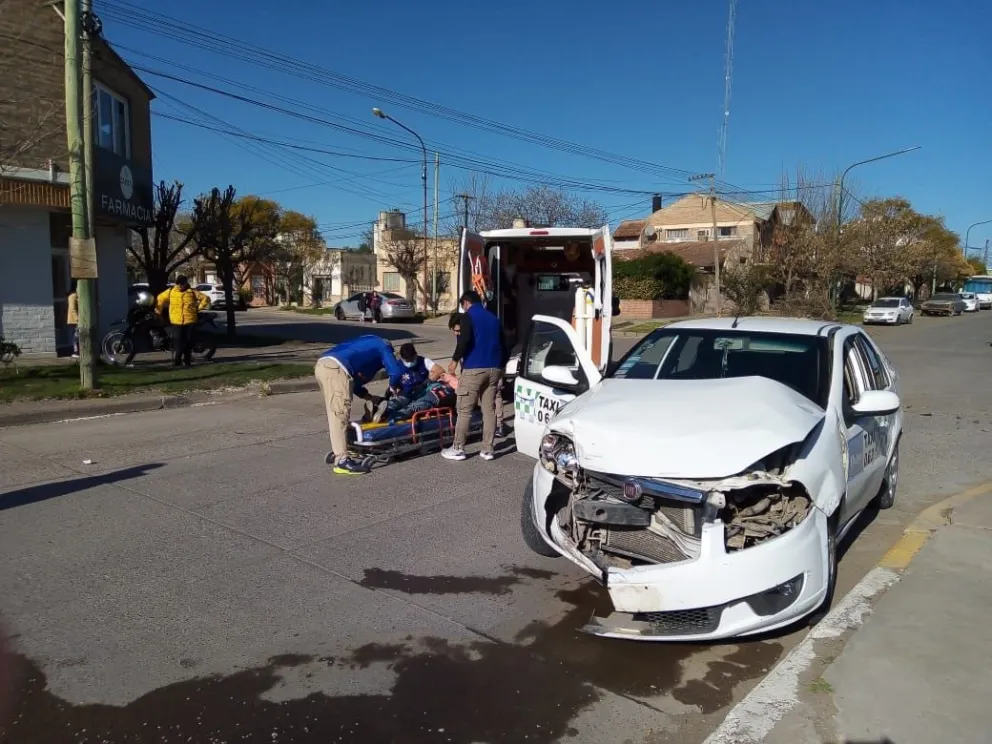Muchos plásticos y vidrios quedaron sobre el pavimento de la esquina de boulevard Contín y Colón.