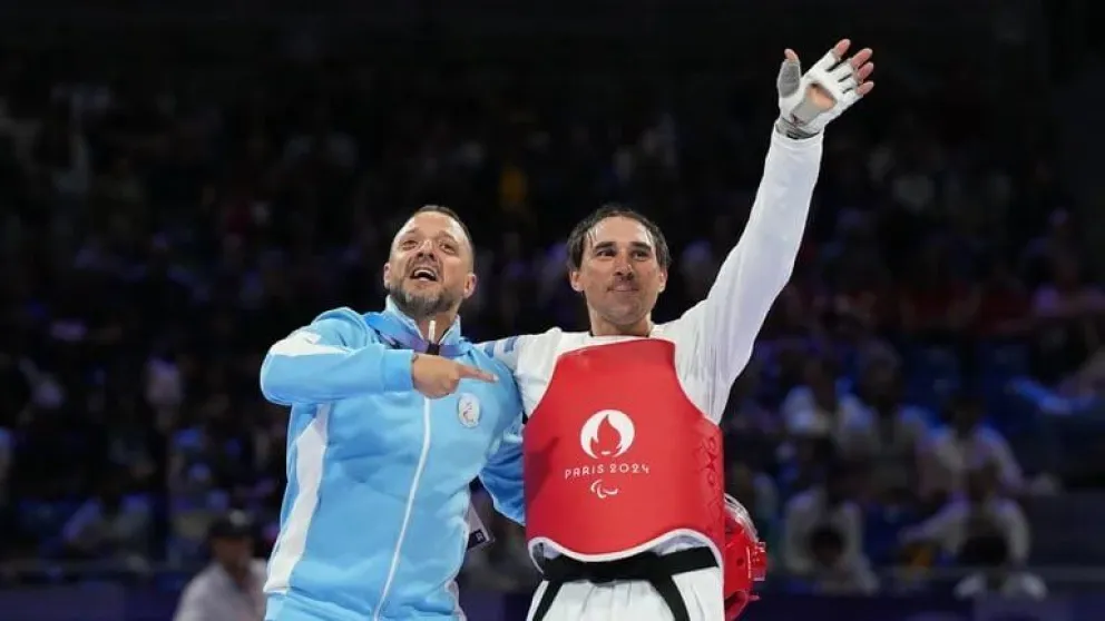 Juan Samorano y su entrenador Gabriel Taraburelli.
