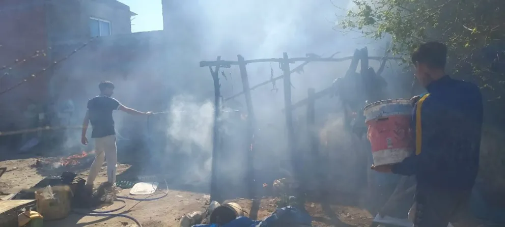 Los vecinos colaboraron activamente para apagar las llamas. 
