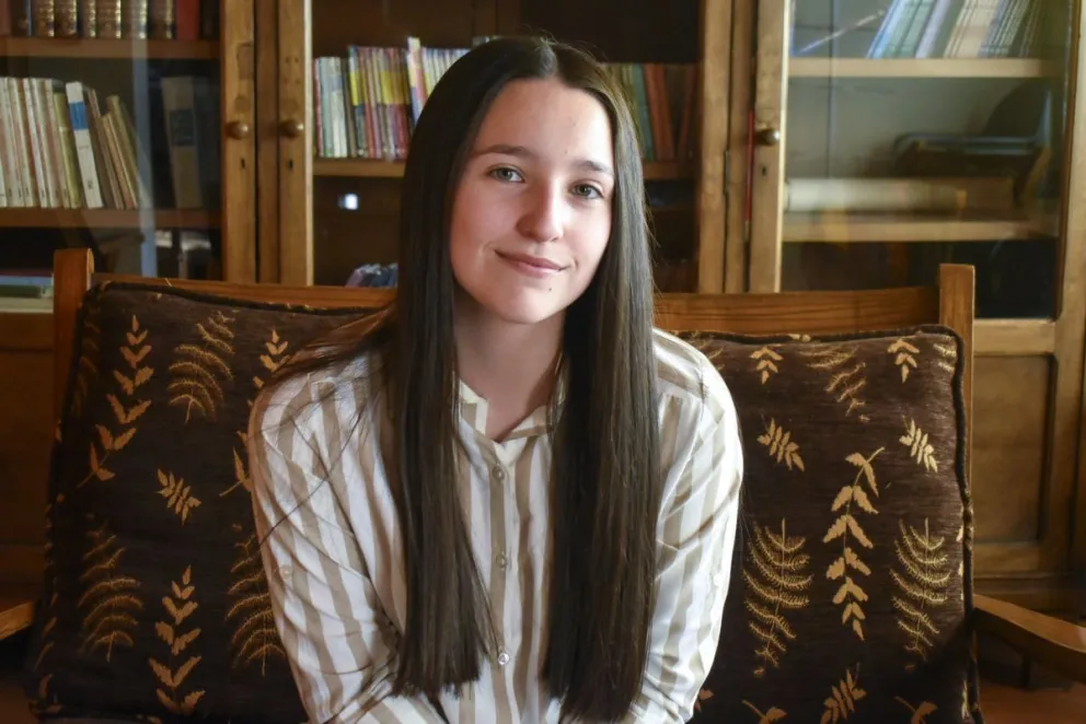 Usurpó la habitación del hermano para desplegar su pasión literaria. Fotos Vanesa Schwemmler para NoticiasNet.