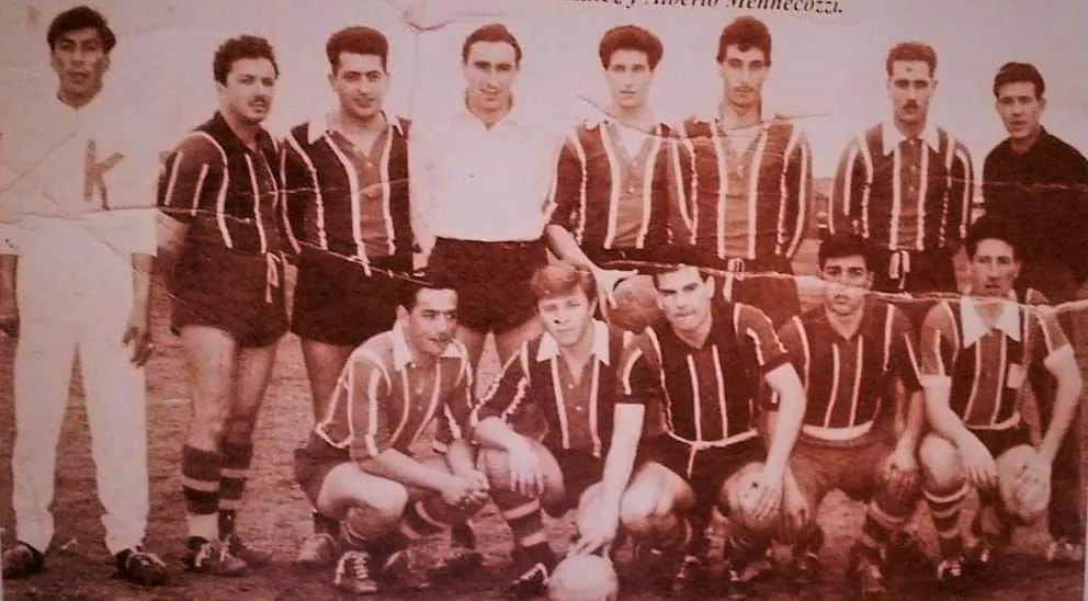 Rousiot y su legendario equipo a la derecha. 