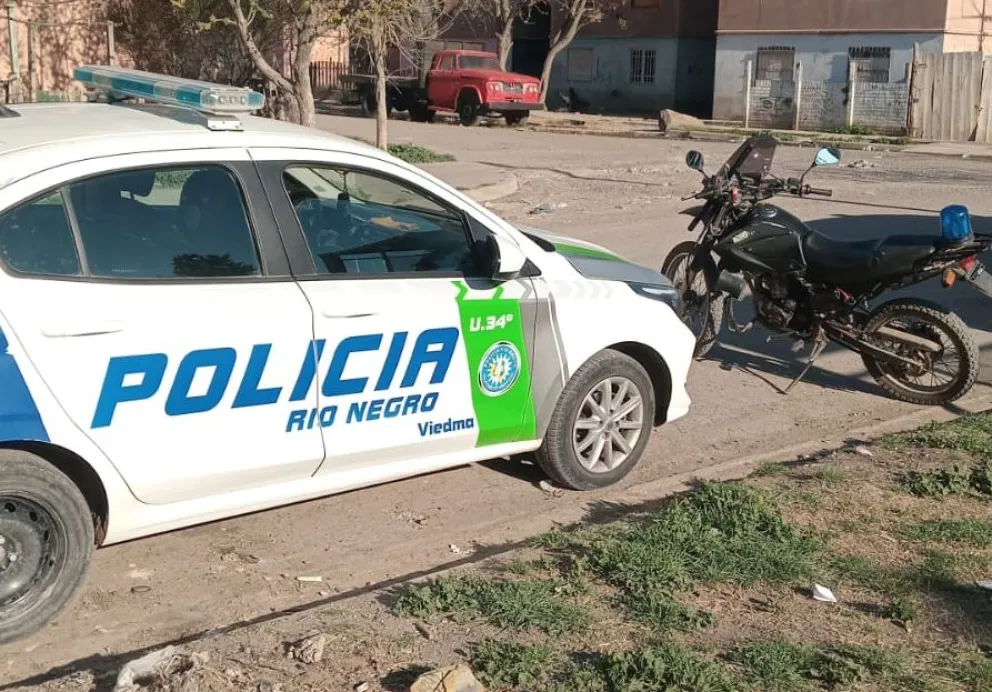 No fue fácil para el personal de la 34°. Amigos del detenido arrojaron objetos a la policía.